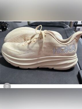 HOKA CLIFTON 9 in neutral color